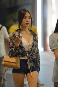 【精选街拍】Vol.2421 蓝色热裤美腿 [107P+1V-1.79GB]