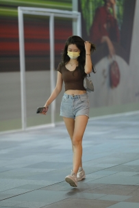 【精选街拍】Vol.1699 玩手机的热裤美女 [87P+2V-1.47GB]