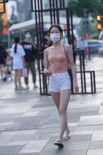 【精选街拍】Vol.1683 白色热裤粉衣小姐姐 [67P+1V-0.98GB]