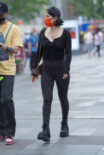 【精选街拍】Vol.2568 黑色蟒纹紧身裤 [73P-807MB]