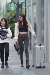 【精选街拍】Vol.2569 牛仔裤皮靴美女 [32P-360MB]