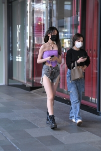 【精选街拍】Vol.2495 灰色热裤美腿小蛮腰 [77P-2.56GB]